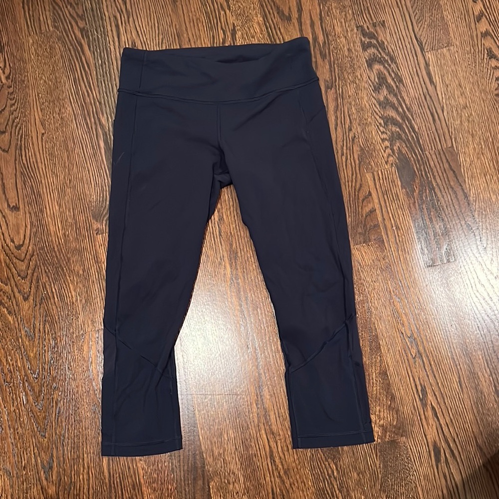 Lululemon cropped navy leggings. Size 8.